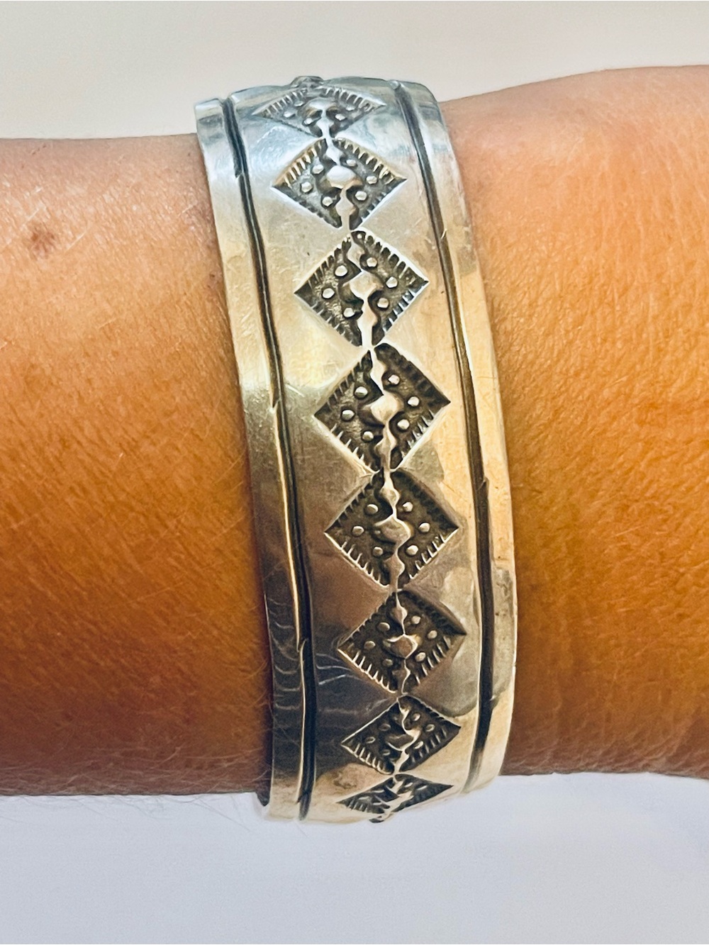 VTG Native Navajo Douglas Etsitty
Sterling Stamped Cuff Bracelet Sz 6,75
35 G